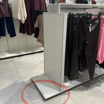 H&M Adana Optimum Mağazasında Boş Giysi Standı Nedeniyle Ayağım Kırıldı Ve Şiddetli Yanık Yaşadım
