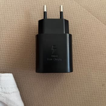 Tehlikeli Şarj Adaptörü Elektrik Kesintisine Ve Orijinal Kablo Yakılmasına Neden Oldu