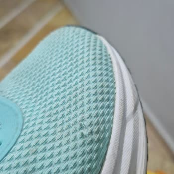 File Yırtılan Adidas Ayakkabı İçin Deichmann'dan İnceleme Ve Değişim Talebi