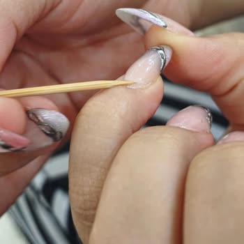Duygess Beauty Tırnaklarım Havaya Kalktı ve Bir Protez Tırnak Kendiliğinden Koptu