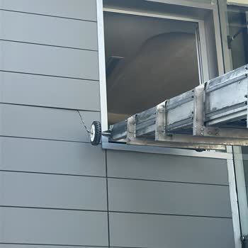 Fennes Home Şirketinin Vinçli Teslimatında Binamın Duvarı Çatladı Ve Sorumluluk Reddi