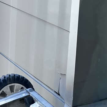 Fennes Home Şirketinin Vinçli Teslimatında Binamın Duvarı Çatladı Ve Sorumluluk Reddi