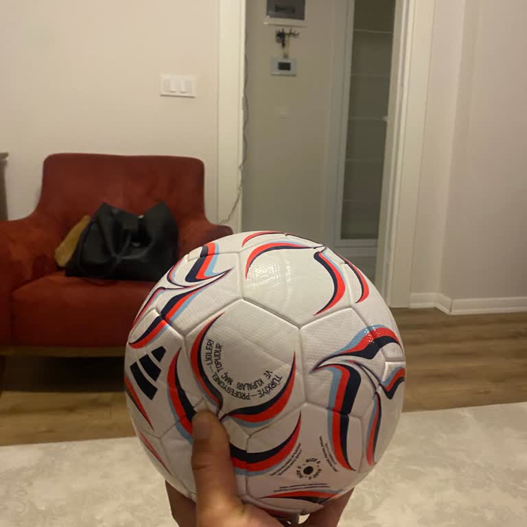Havayı Sürekli Kaybeden Adidas Topu Ve Mağaza İlgisizliği