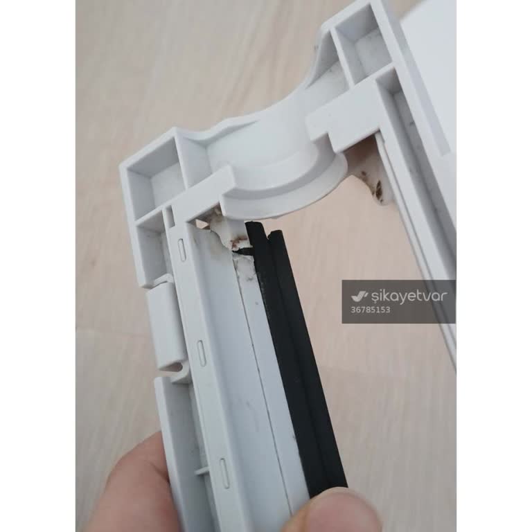 Garanti Kapsamındaki Kırık Alt Kapak Silikonla Geçici Olarak Onarıldı