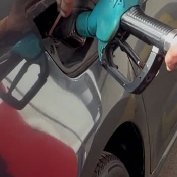 Petrol Ofisi'nde Yakıt Tabancası Sıkışması Ve Araç Deposu Hasarı