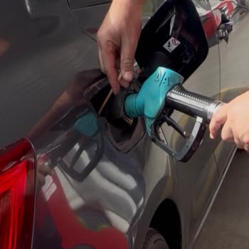 Petrol Ofisi'nde Yakıt Tabancası Sıkışması Ve Araç Deposu Hasarı