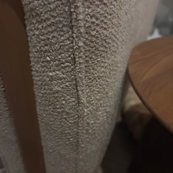 Kedi Dostu Olduğu Söylenen Koltuk Takımında Dayanıklılık Sorunu Ve Renk Farkı