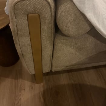 Kedi Dostu Olduğu Söylenen Koltuk Takımında Dayanıklılık Sorunu Ve Renk Farkı