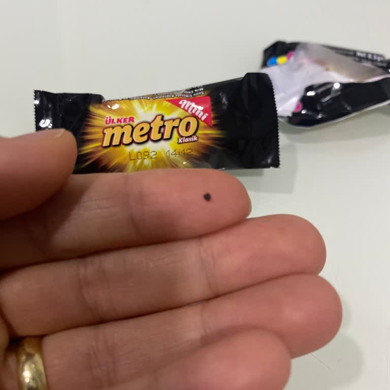 Ülker Mini Metro Çikolatasında Sert Siyah Yabancı Madde Bulundu