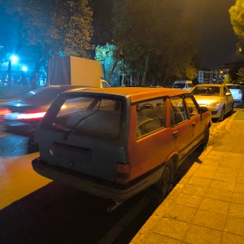 Ziya Paşa Caddesi'nde Uzun Süredir Bekleyen Plakasız Araçlar Kaldırılmalı