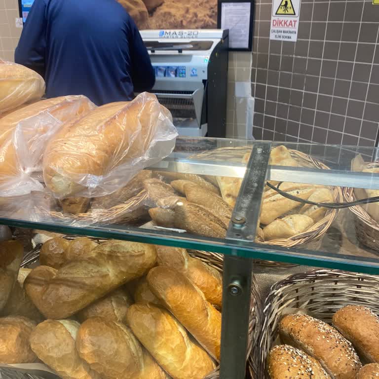Migros Ataşehir Fırın Reyonunda Personel Eksikliği Sebebiyle Uzun Bekleme