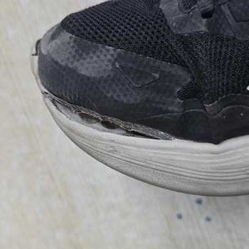 İki Ayda Üretim Hatası Reebok Ayakkabısında Yüzey Ayrılması Ve Yırtık