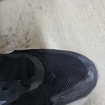 İki Ayda Üretim Hatası Reebok Ayakkabısında Yüzey Ayrılması Ve Yırtık