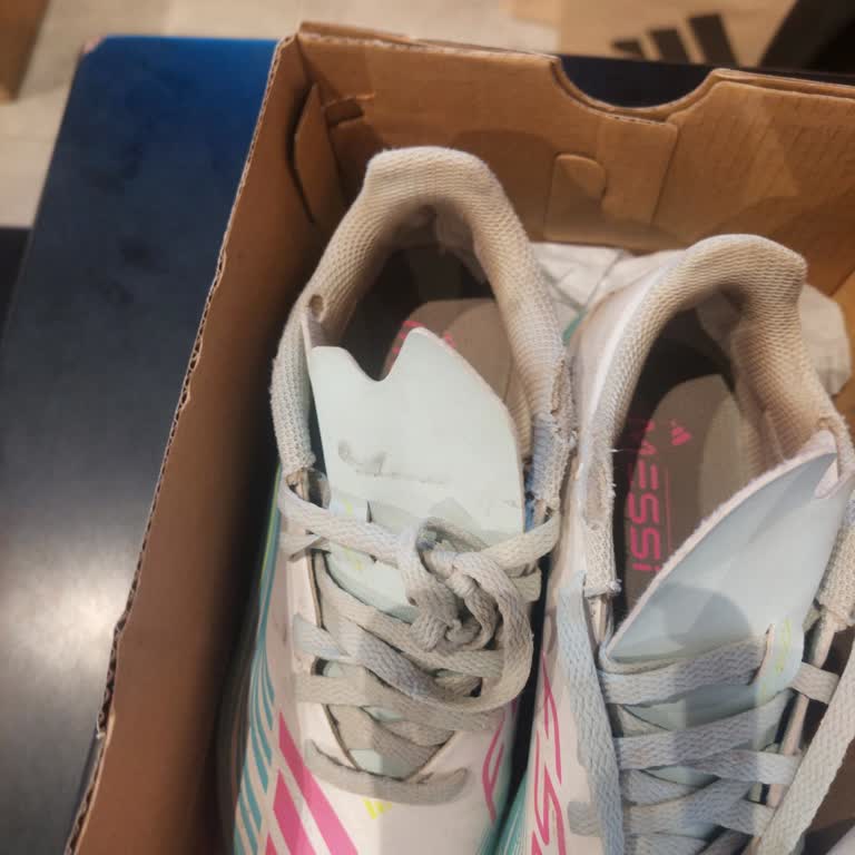 Adidas Çocuk Kramponunun İç Astarı İki Hafta İçinde Yırtıldı Ve İade Reddi