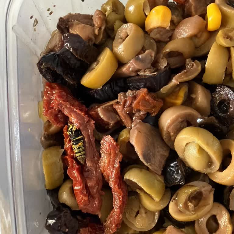 Soslu Zeytin İçinde Arı: Hijyen Ve Sağlık Sorunu