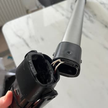 Philips 8000 Aqua Plus Şarjlı Süpürgenin Plastik Bağlantı Parçası Kronik Kırılıyor
