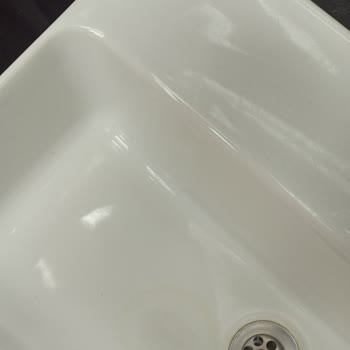 Yeni Dairede Banyo Lavabosunda Hızlı Leke Oluşumu Ve Müteahhitin İlgisizliği