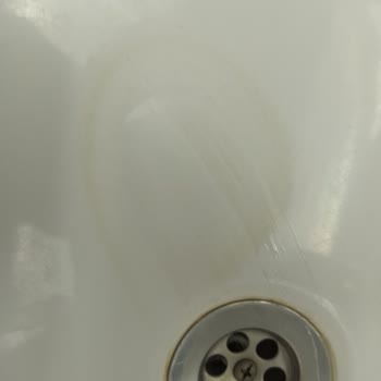 Yeni Dairede Banyo Lavabosunda Hızlı Leke Oluşumu Ve Müteahhitin İlgisizliği