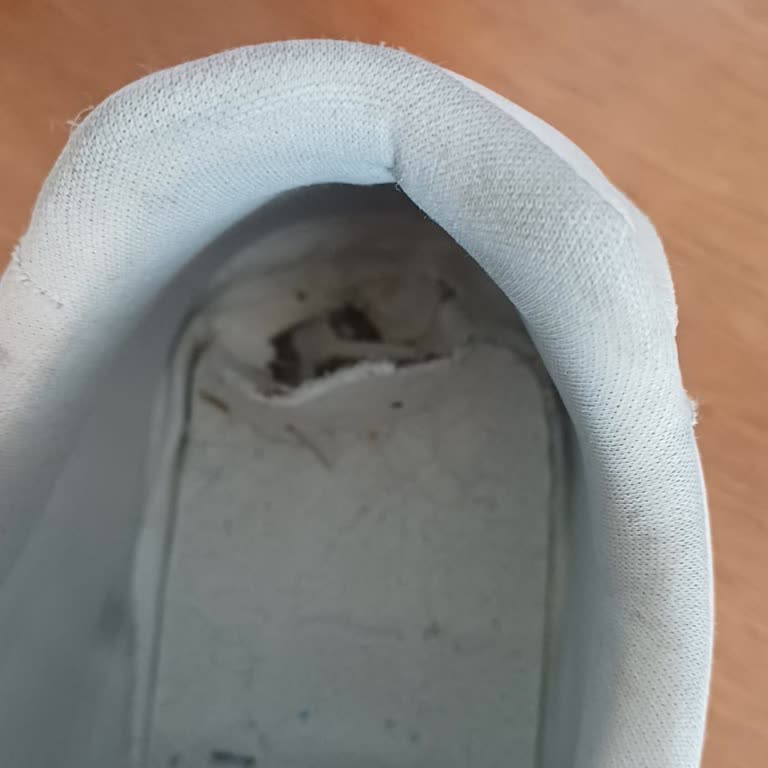 Ayıplı Ayakkabının Tabanı Çöktü, Değişim Talebim Sadece Fotoğraf İncelemesiyle Reddedildi