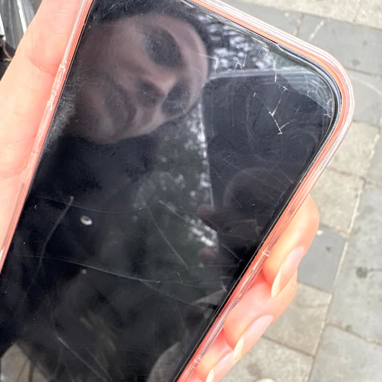 Teknosa Cevahir’de Kırılmaz Cam Yerine Arka Kaplama Satışı Ve Saygısız Çalışan Davranışı