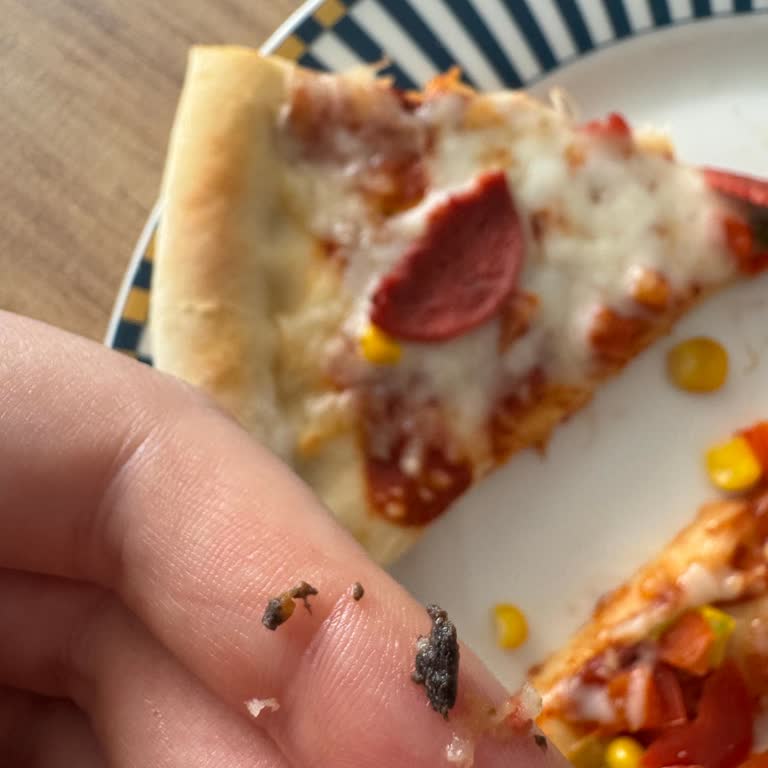 Mi GO Karışık Pizzada Sert Yabancı Cisim Bulundu, Hamile Kadının Sağlığı Tehlikede