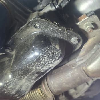 Gebze Otokoç Peugeot Servisinde Kırık Civata Ve Silikonla Geçiştirilmiş Karter İşçiliği