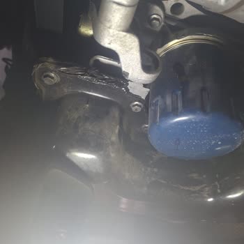 Gebze Otokoç Peugeot Servisinde Kırık Civata Ve Silikonla Geçiştirilmiş Karter İşçiliği
