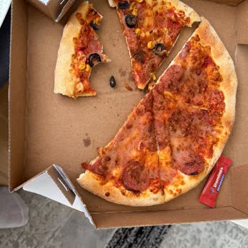 Domino’s Pizza’da Zeytin Kabuğu Bulunması Hijyen Şikayeti
