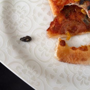 Domino’s Pizza’da Zeytin Kabuğu Bulunması Hijyen Şikayeti