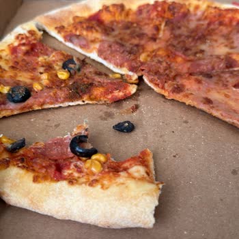 Domino’s Pizza’da Zeytin Kabuğu Bulunması Hijyen Şikayeti
