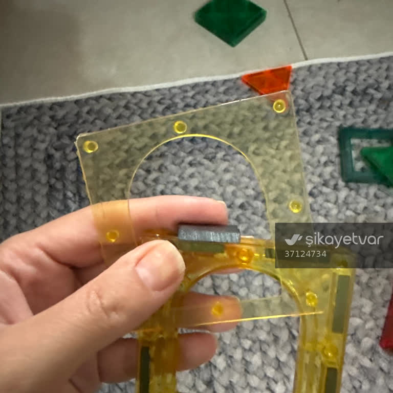 Kırık Ve Eksik Parçalarla Güvensiz Çocuk Oyuncağı