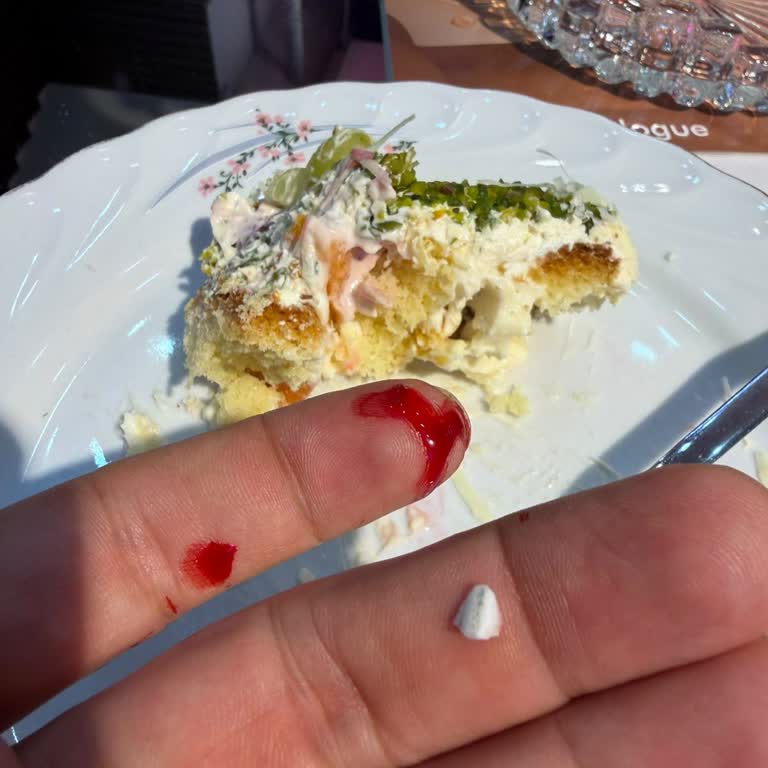 Pastada Porselen Parça Dişimi Kırdı Ve Elimi Yaraladı, Şube İlgisiz Davrandı