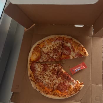 Domino’s Şubesinde Malzemesiz Bol Sucuksever Pizza