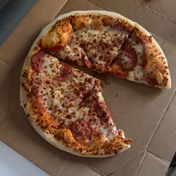 Domino’s Şubesinde Malzemesiz Bol Sucuksever Pizza