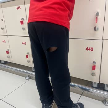 AVM Çocuk Oyun Alanında Pantolon Yırtıldı Ve Personel Saygısız Davrandı