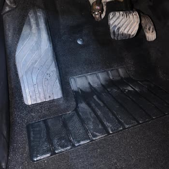 Renault Mais İstanbul Şubesinde Yıkama Sonrası Islak Halı Ve Kırık Paspas Parçası