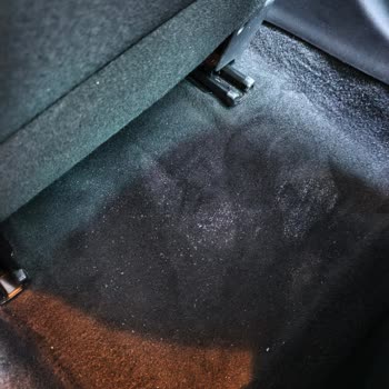 Renault Mais İstanbul Şubesinde Yıkama Sonrası Islak Halı Ve Kırık Paspas Parçası