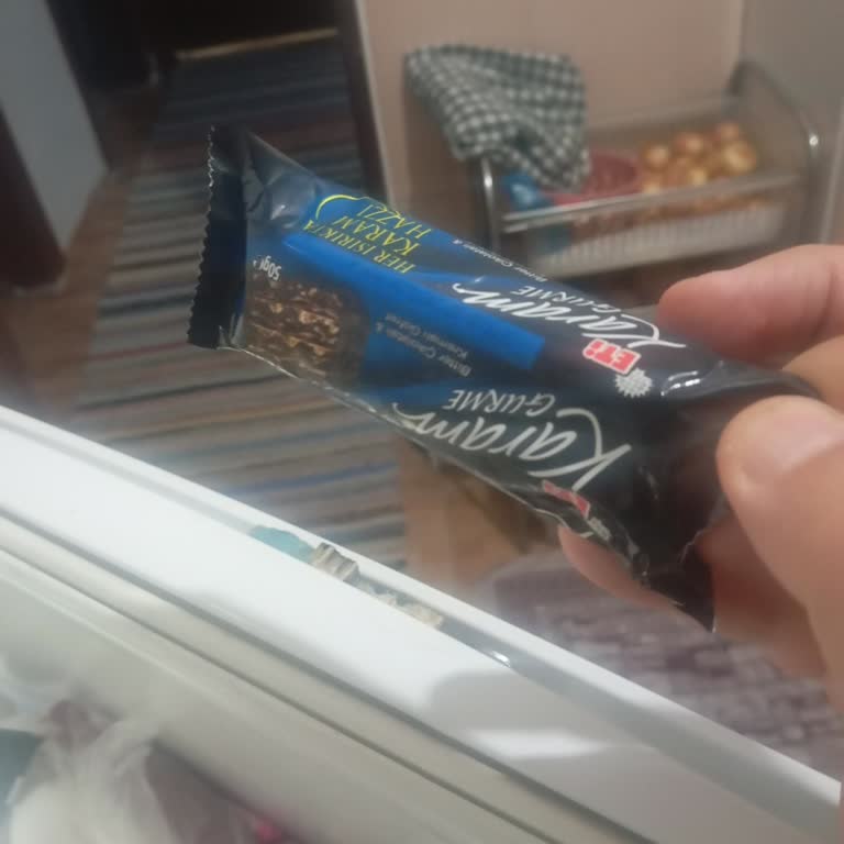 Güneşli Cam Kenarında Duran Çikolatalı Gofretin Erimesi Ve Düzenleme Talebi