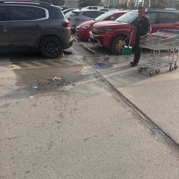 Metro Market Keçiören Otoparkındaki Kazıntı Nedeniyle Arabam Devrildi Ve Bira Kırıldı