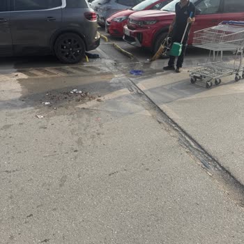Metro Market Keçiören Otoparkındaki Kazıntı Nedeniyle Arabam Devrildi Ve Bira Kırıldı
