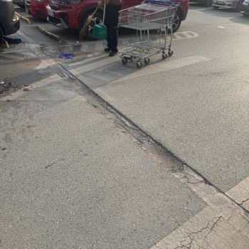 Metro Market Keçiören Otoparkındaki Kazıntı Nedeniyle Arabam Devrildi Ve Bira Kırıldı