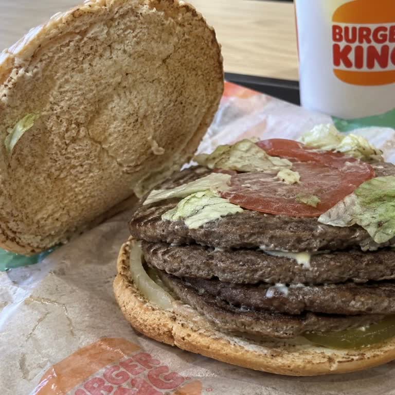 Soğuk Hamburger Köftesi Ve Sünger Gibi Patatesler