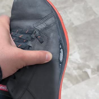 Ayakkabı Kısa Sürede Yırtıldı, Satıcıdan Yanıt Gelmedi