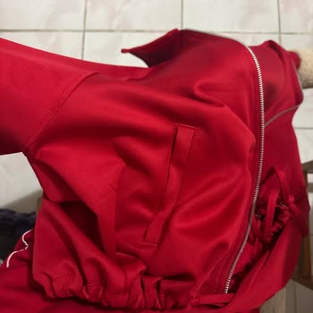 DeFacto Eşofman Renk Verdi, Beyaz Bluzum Lekelendi
