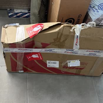 Sürat Kargo'nun Özensiz Taşıması Camı Kırdı, Bilgilendirme Yapmadı, Araç Mağdur