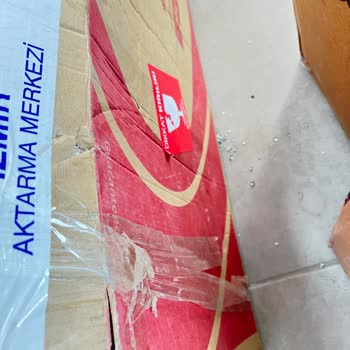 Sürat Kargo'nun Özensiz Taşıması Camı Kırdı, Bilgilendirme Yapmadı, Araç Mağdur