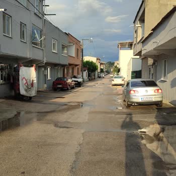 Akarsu Sokak’ta Hızlı Araçlar Çocuk Güvenliğini Tehdit Ediyor