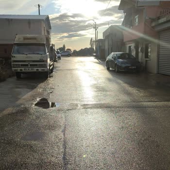 Akarsu Sokak’ta Hızlı Araçlar Çocuk Güvenliğini Tehdit Ediyor