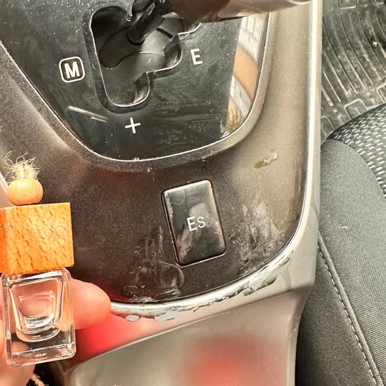 Chakra Oto Parfümü Vites Konsolundaki Boyayı Aşındırarak Ciddi Hasara Oluşturdu