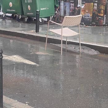 Poyracık Sokak'ta Çökme Ve Su Birikintisi Yaya Ve Müşterileri Islatıyor